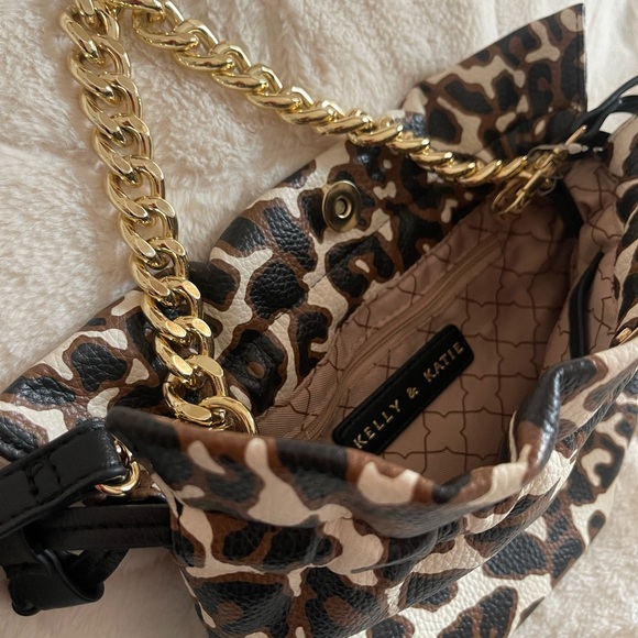 KELLY & KATIE LYLLA LEOPARD
BUCKET CHAIN CROSSBODY BAG. - Picture 3 of 4